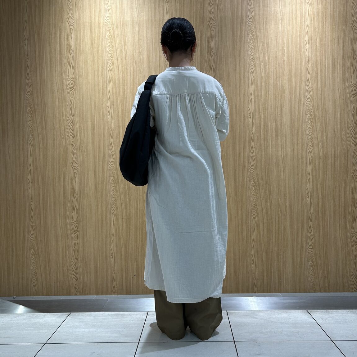 女性スタッフ　長袖ワンピース　生成