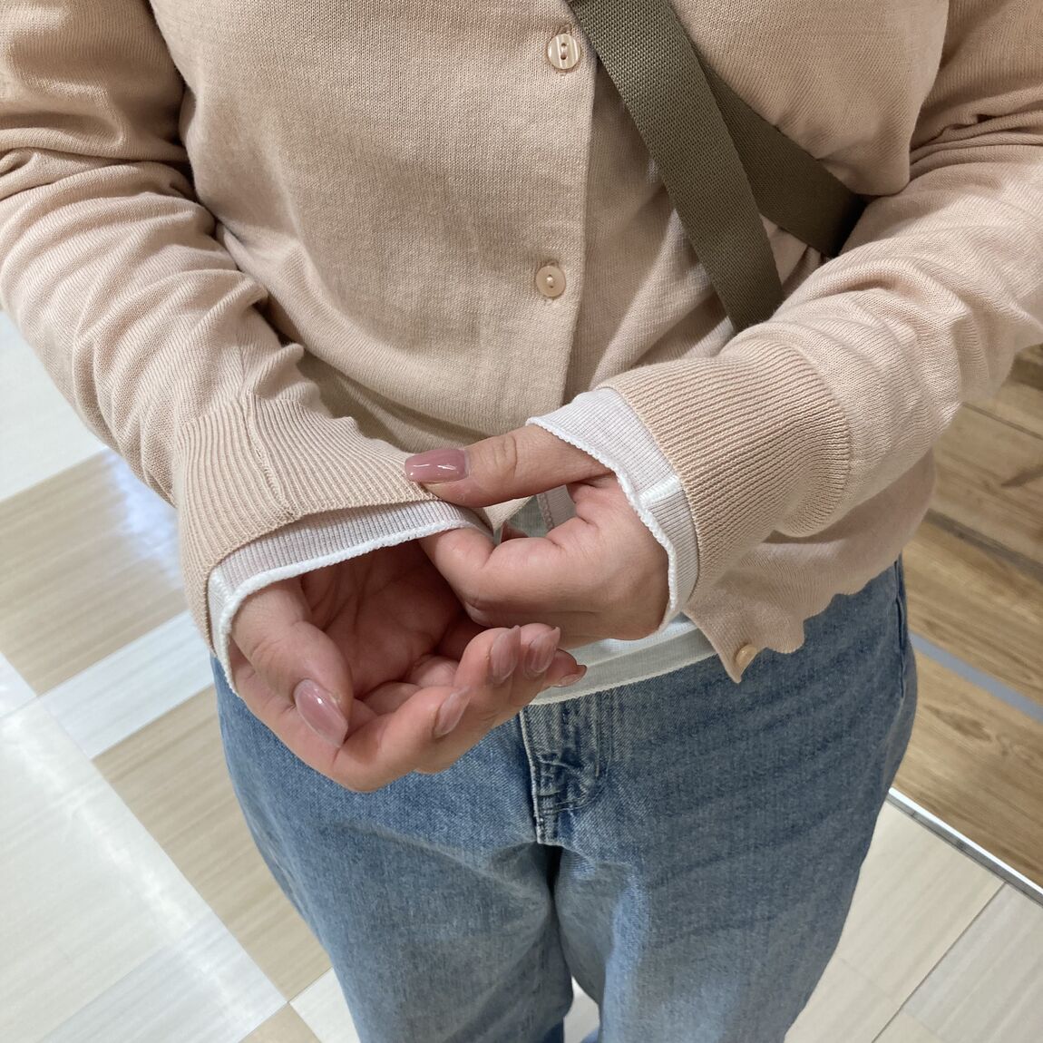 クルーネックカーディガンの後ろ姿