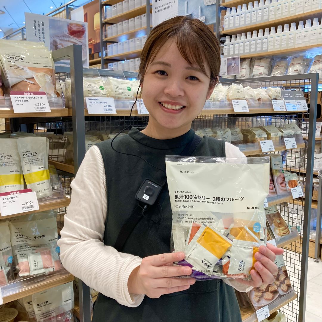 試食アイテムを紹介するスタッフ