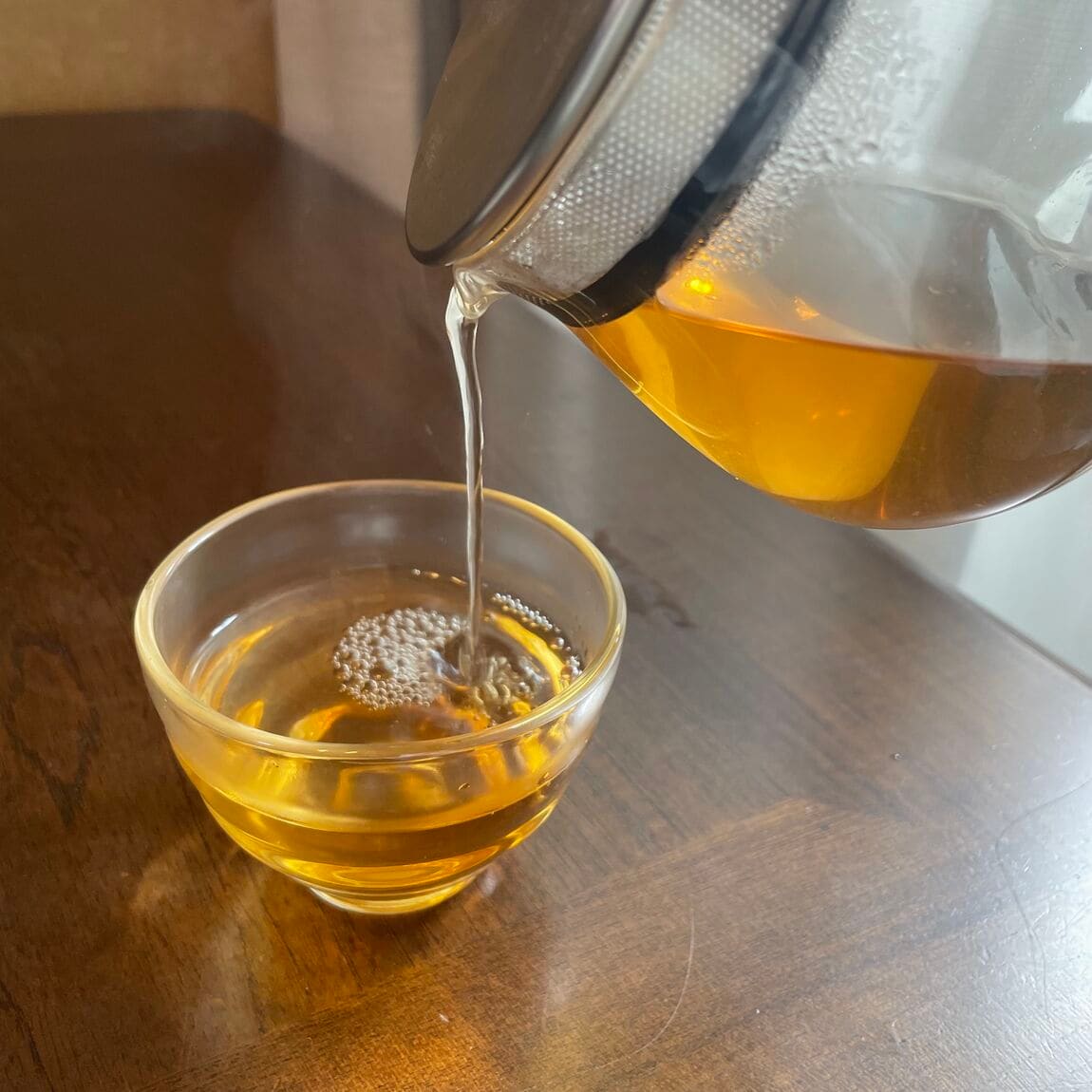 クロモジ茶を注いでいる写真