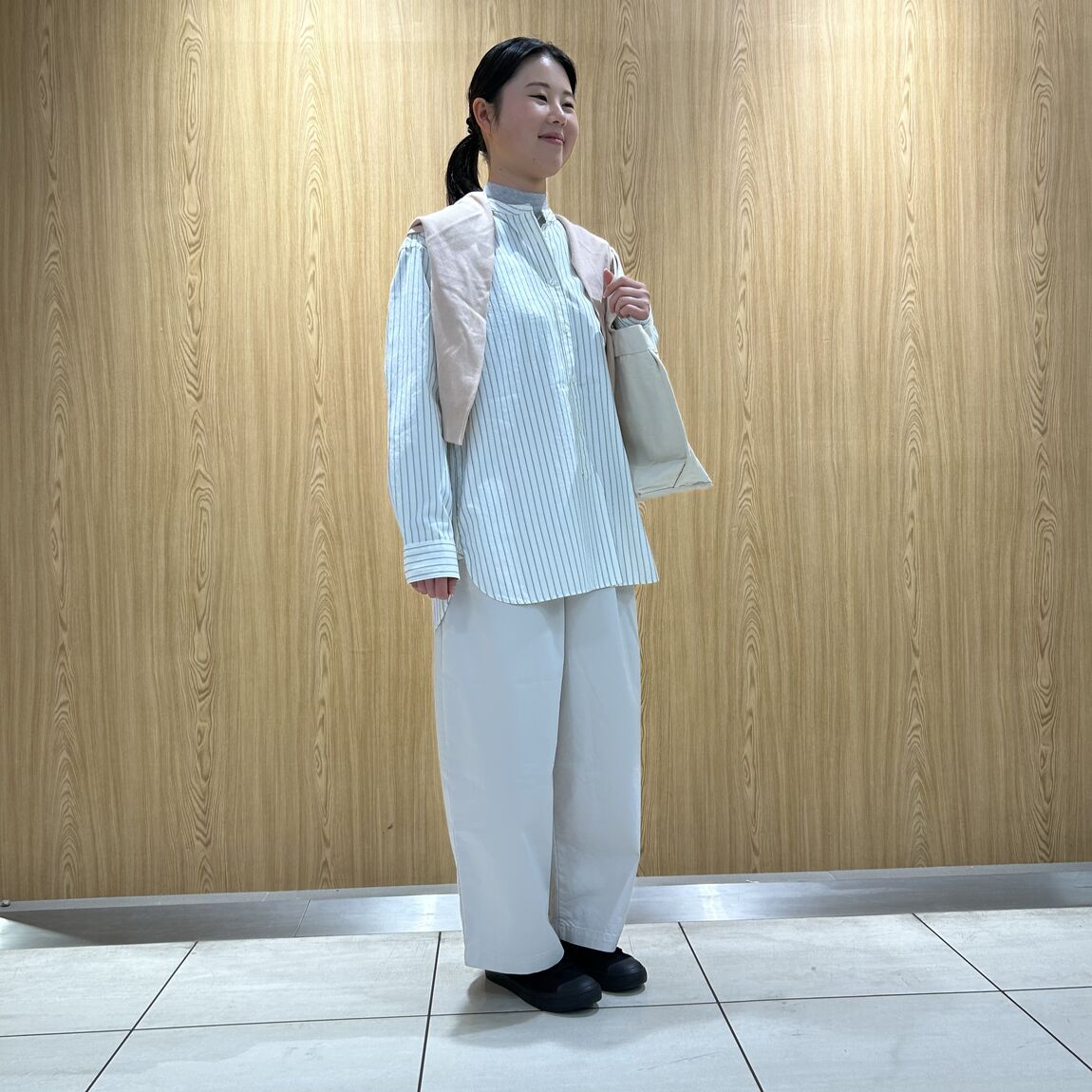 ワイドテーパードパンツ　女性スタッフ　アイボリー