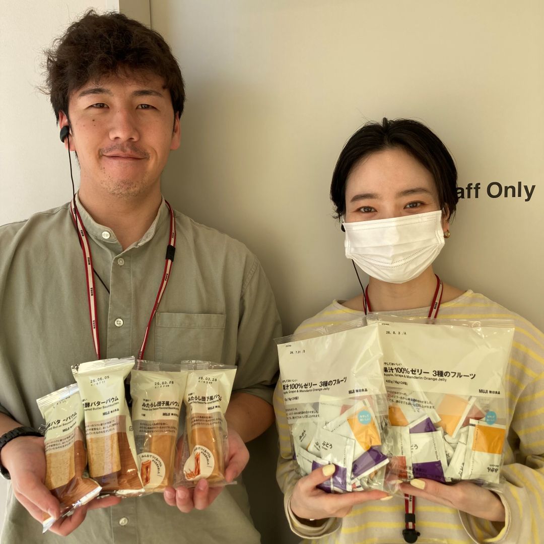 試食アイテムを紹介するスタッフ