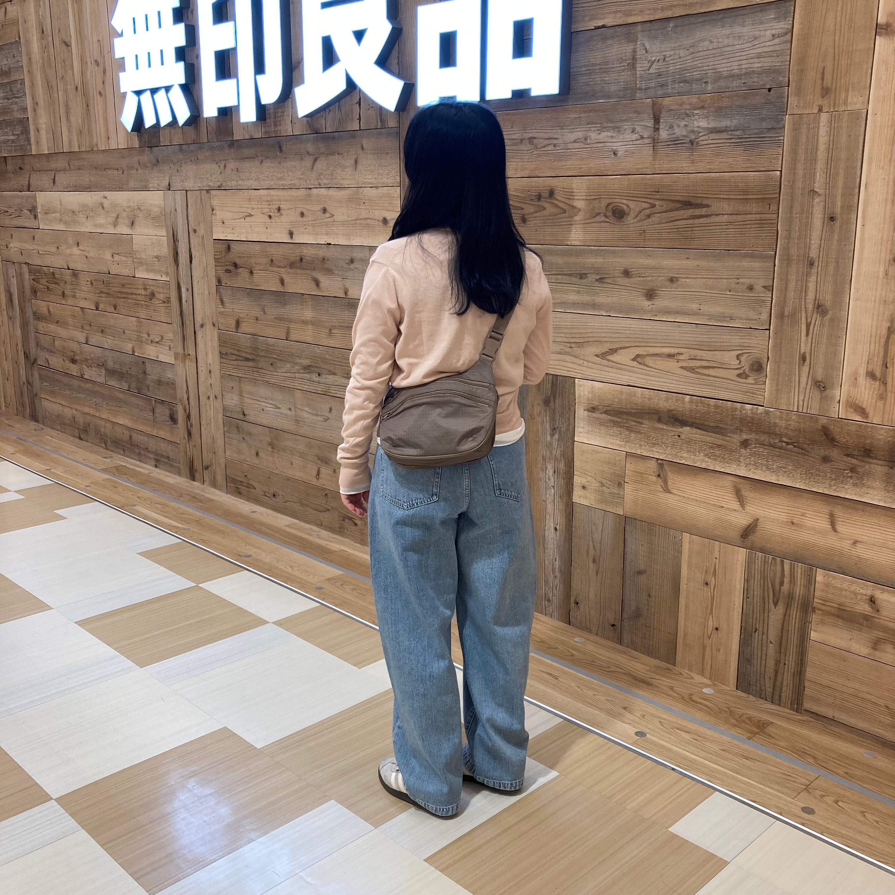 クルーネックカーディガンの後ろ姿