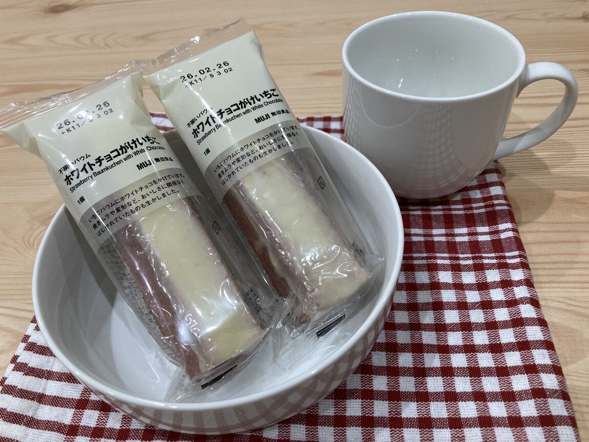 食品　ホワイトチョコがけいちごの写真