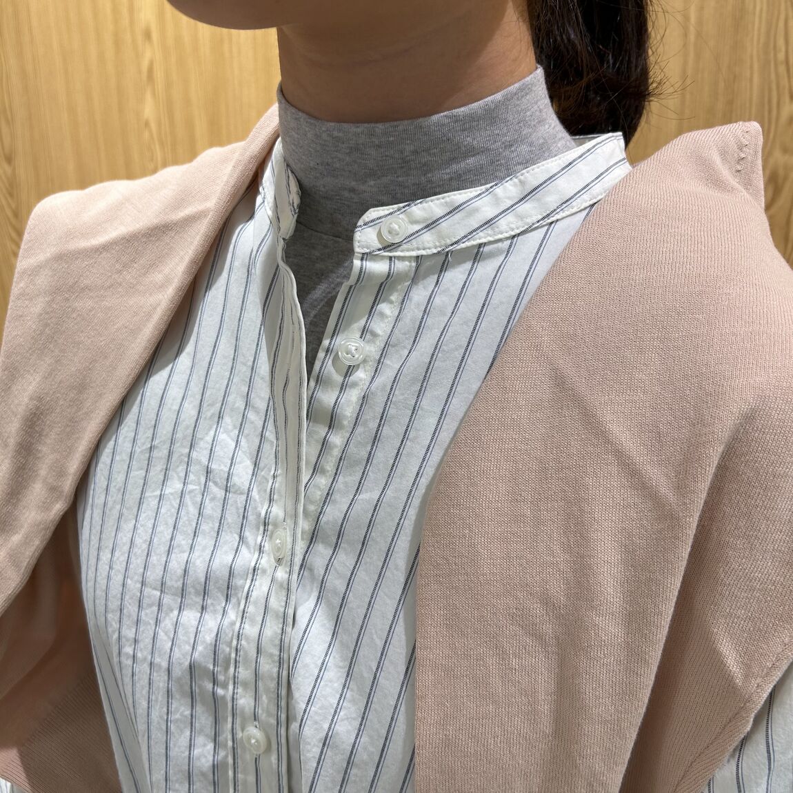 ワイドテーパードパンツ　女性スタッフ　アイボリー