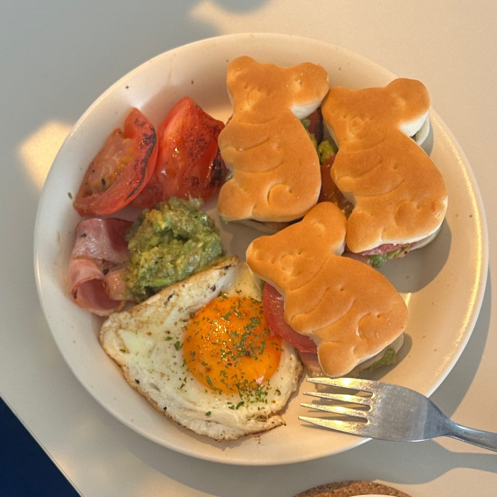 コアラパンを使った朝食