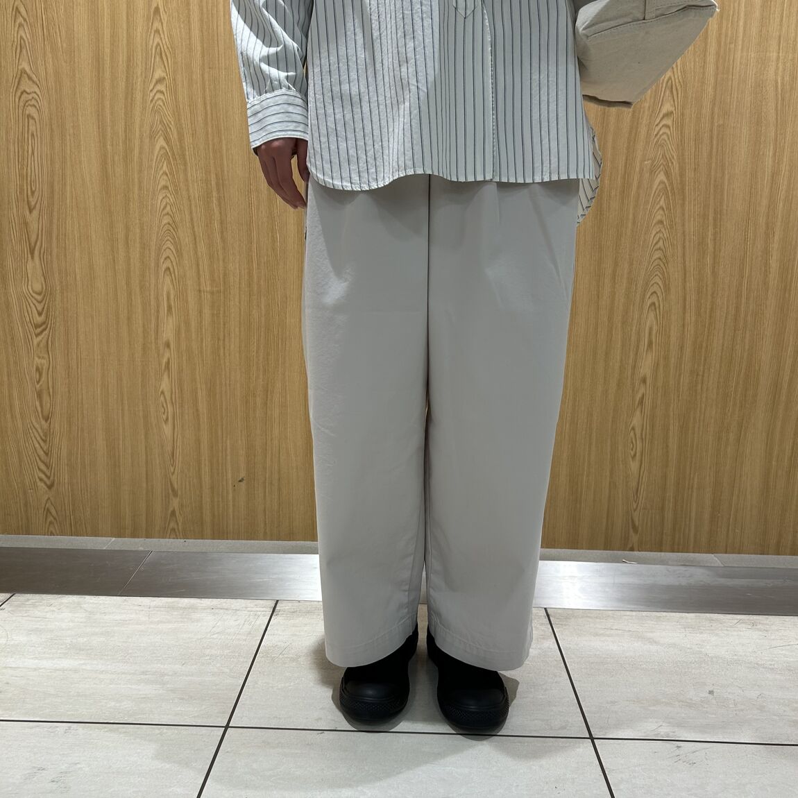 ワイドテーパードパンツ　女性スタッフ　アイボリー