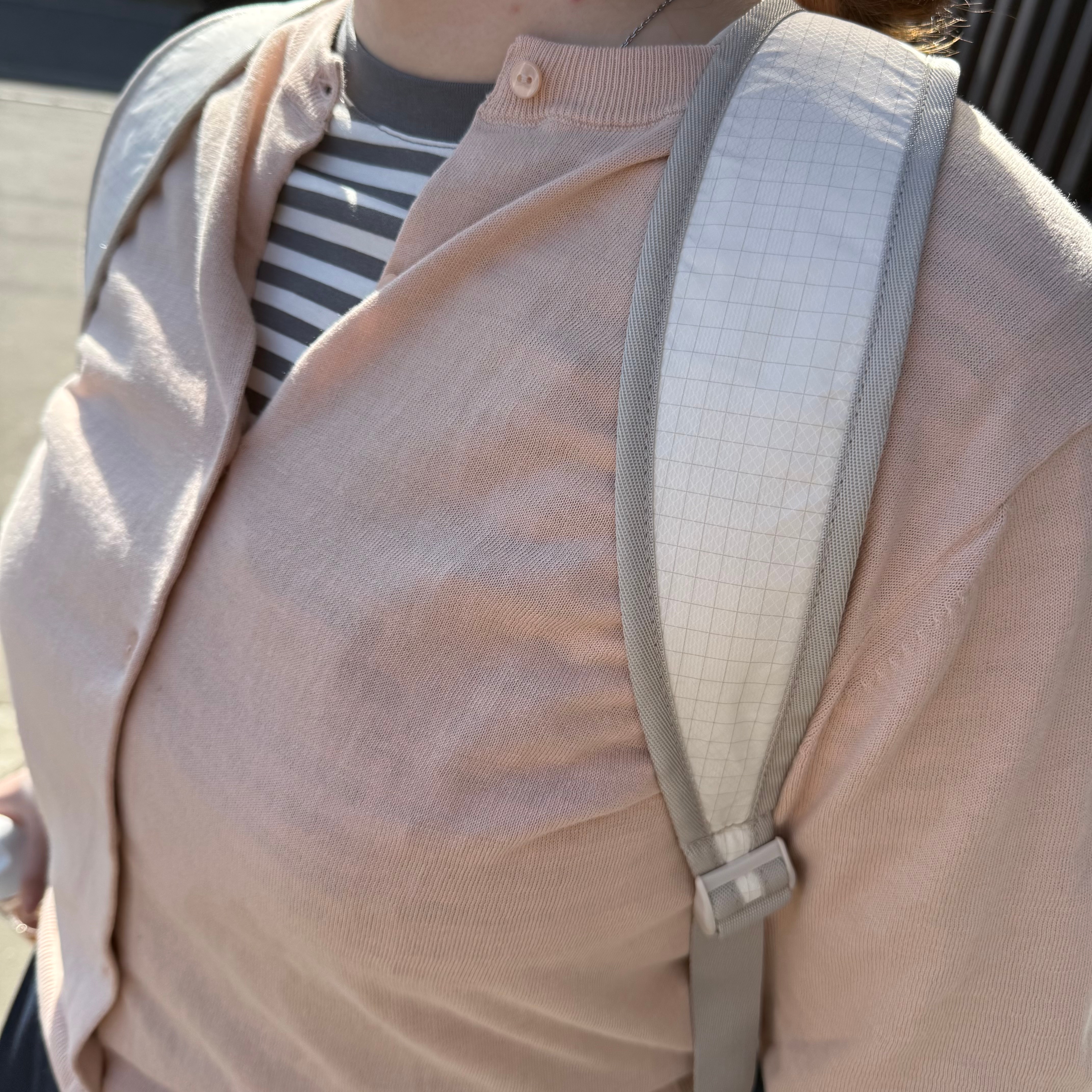 右から上半身ドアップ