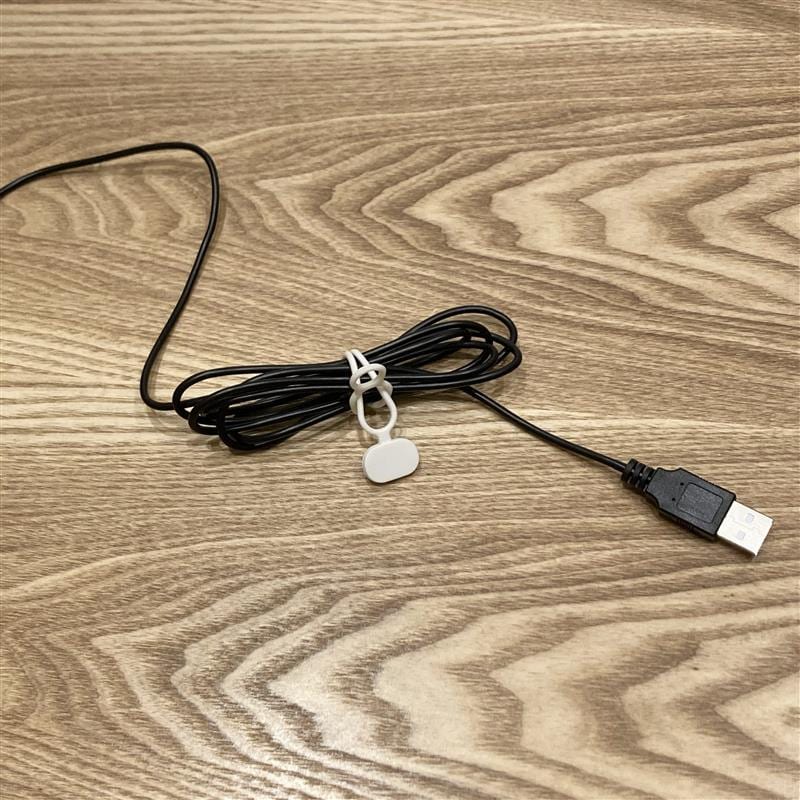 コードを束ねている写真