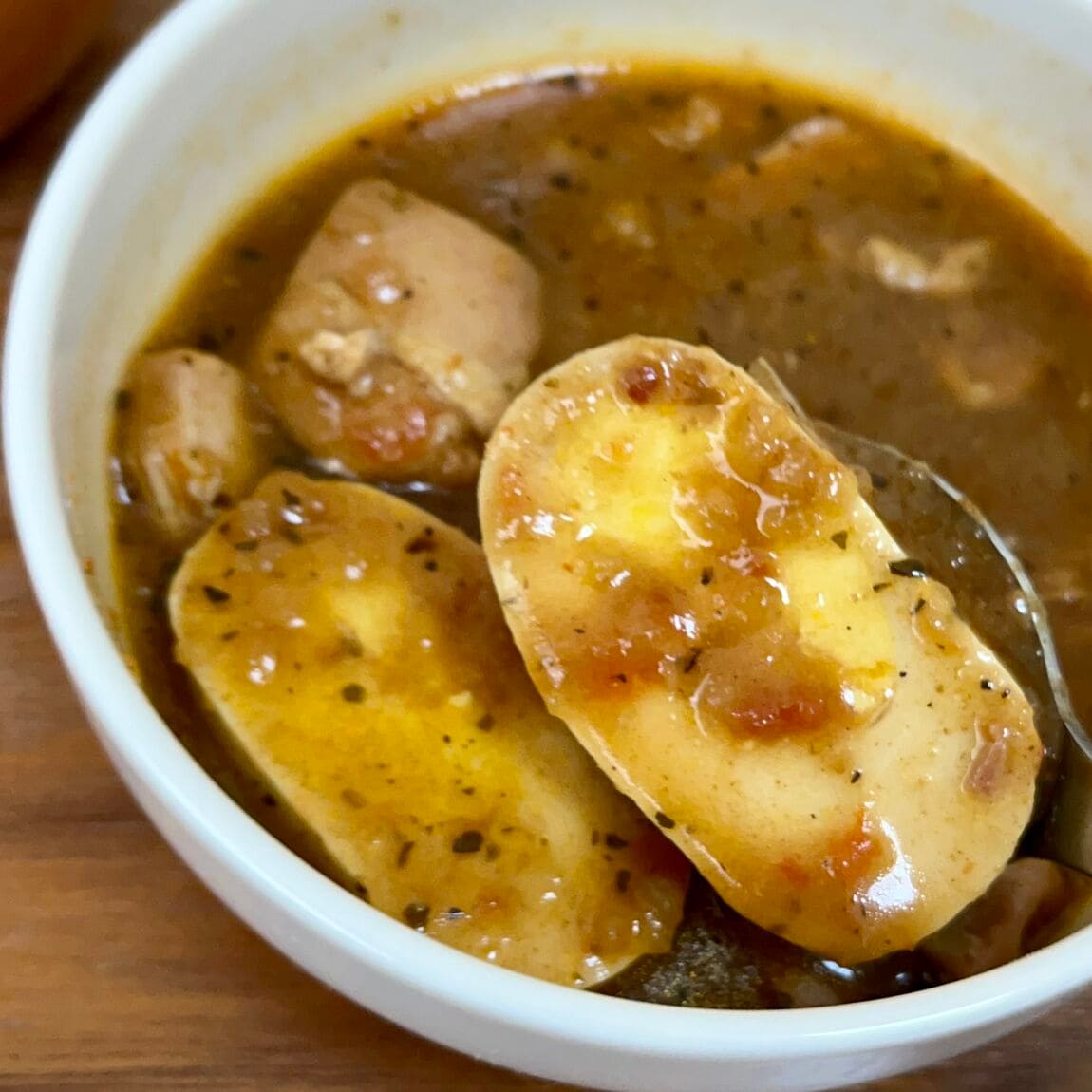 器に盛ったカレー(具材アップ)の写真