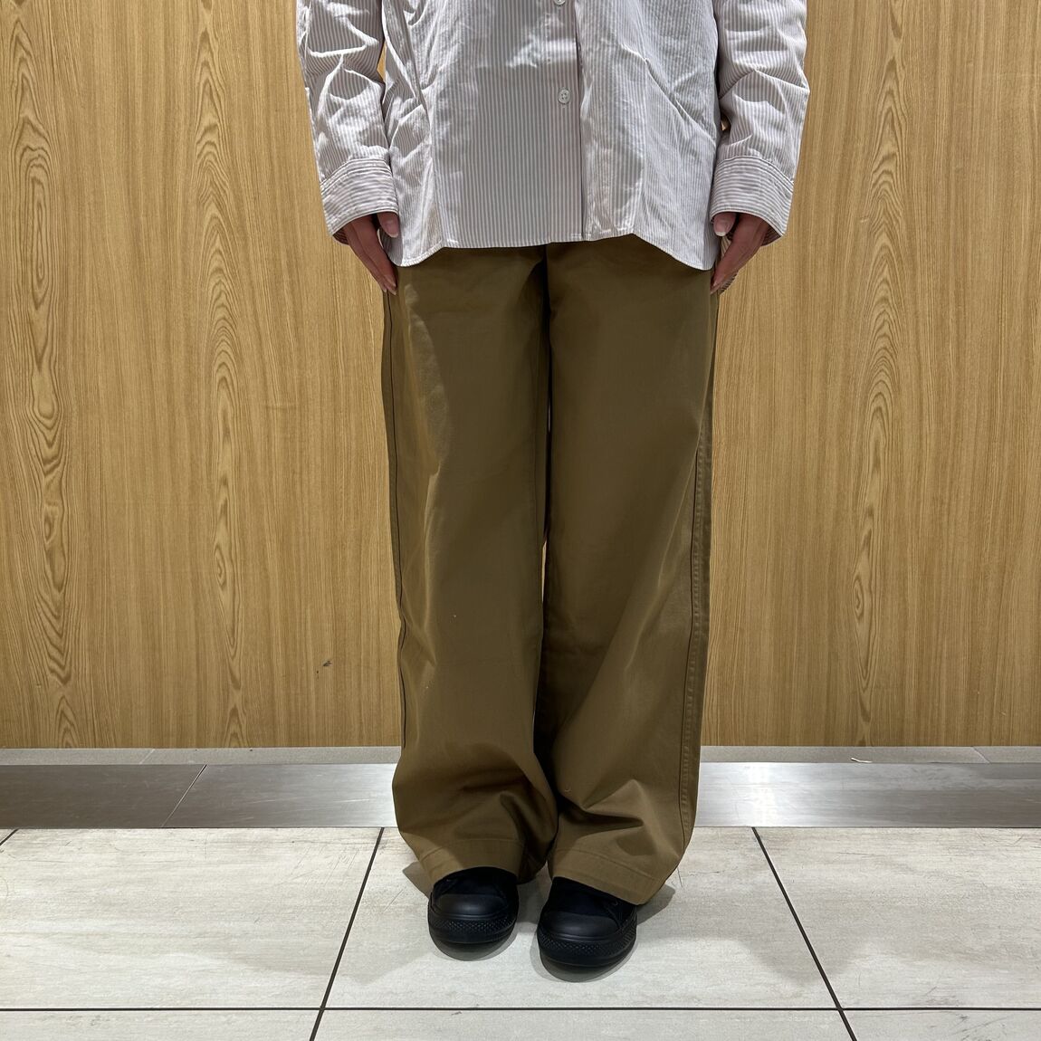 女性スタッフ　タックワイドパンツ