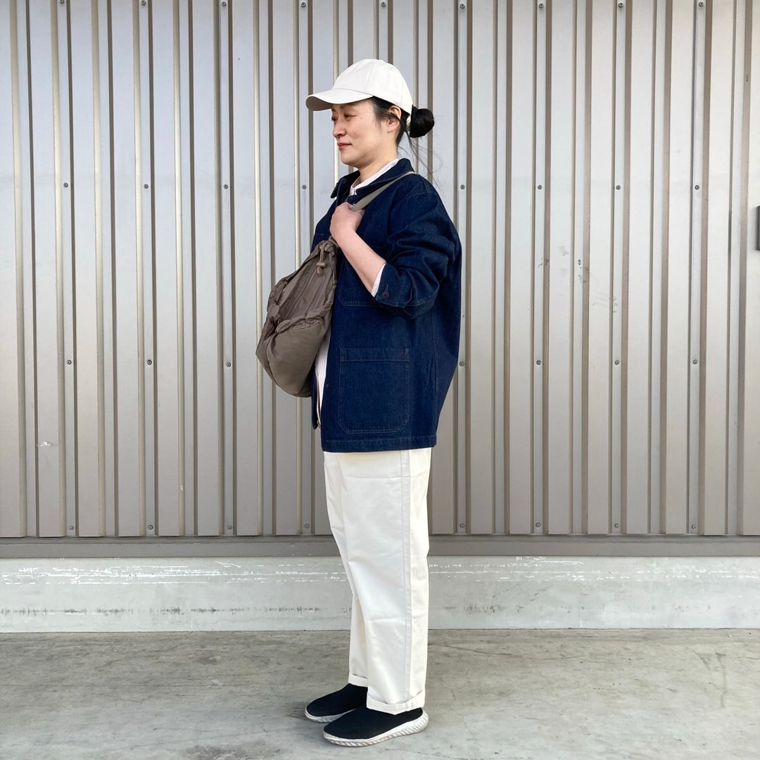 婦人全身写真横向き