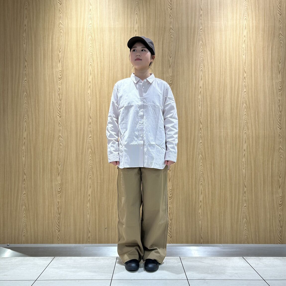 女性スタッフ　レギュラーカラー長袖シャツ