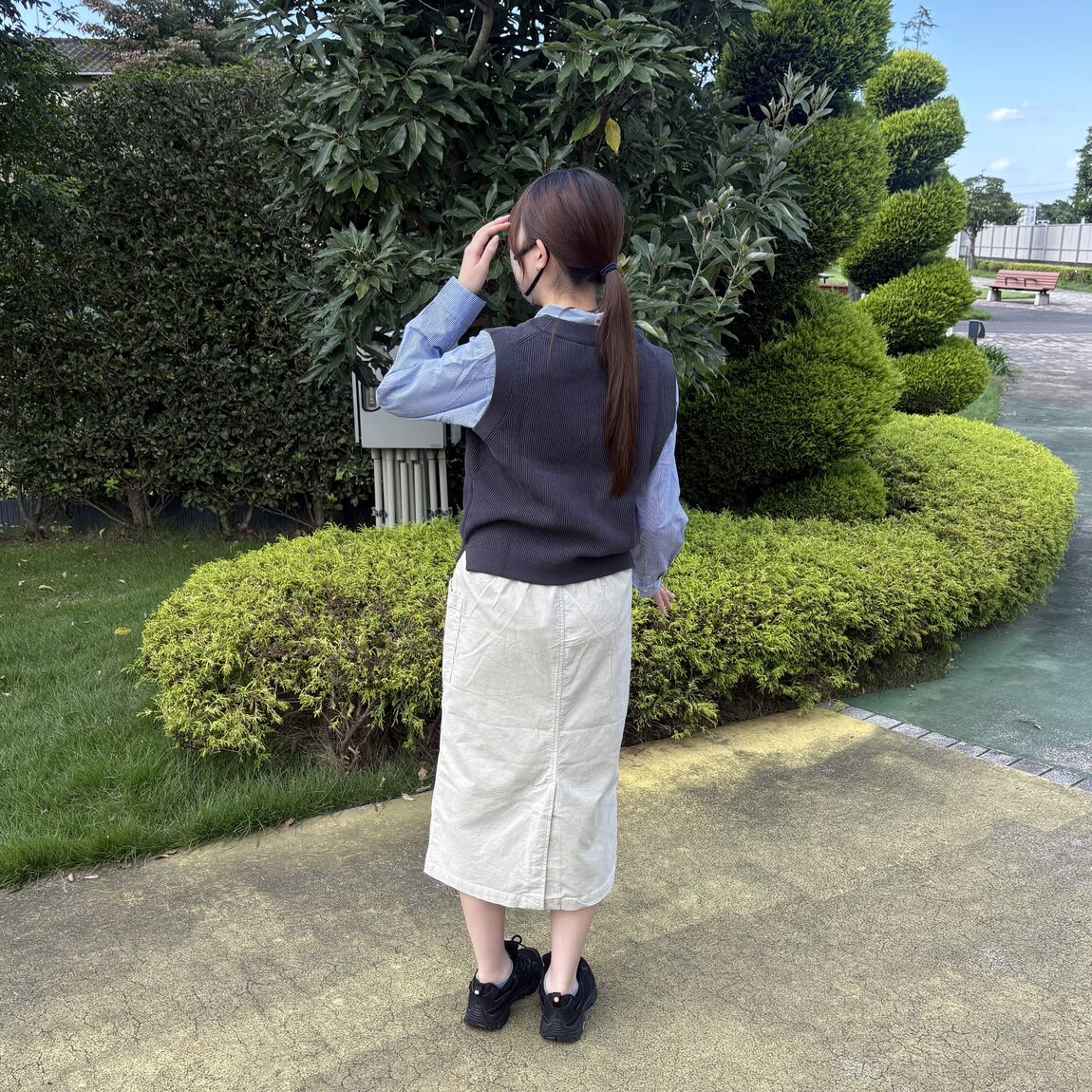 素材に還る洗えるＶネックベストとストレッチコーデュロイスカートの写真