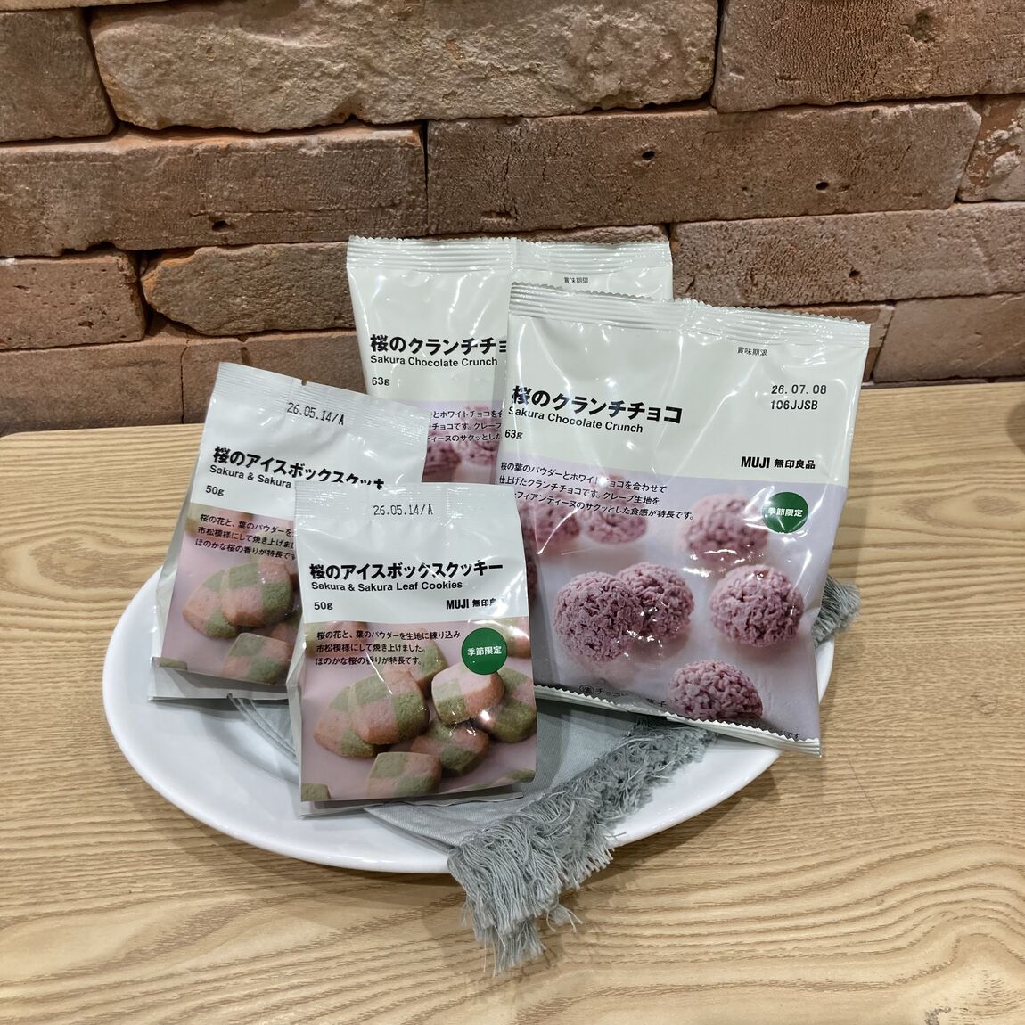 桜のアイスボックスクッキーと桜のクランチチョコの画像