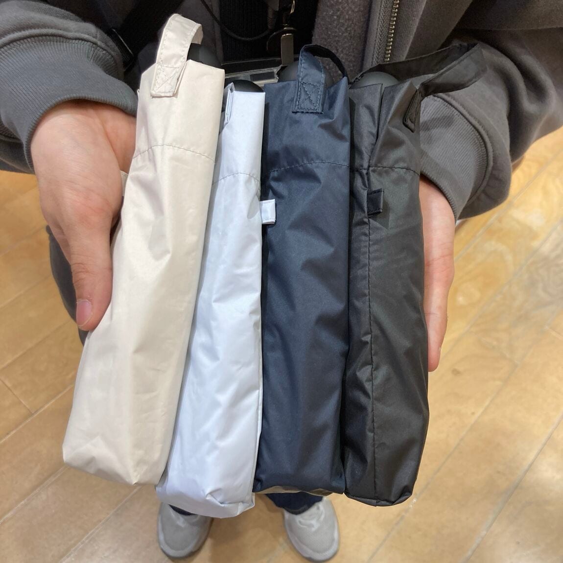 【アピタ阿久比】遮熱性のある日傘左から順にアイボリー・ライトグレー・ネイビー・黒