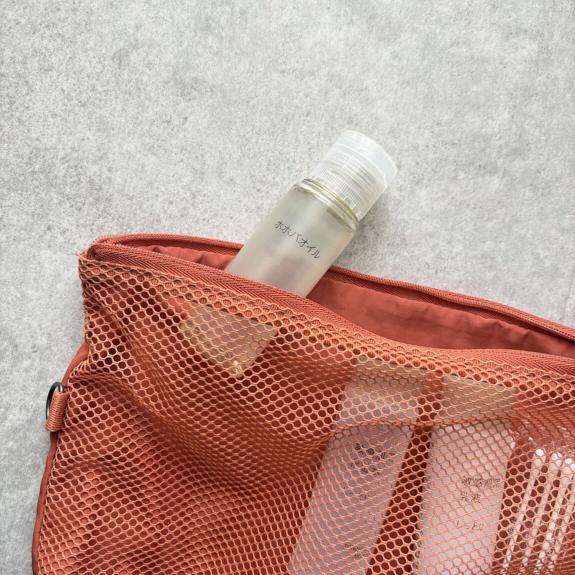 【新宿通り】スタッフの使い方|旅行好きのスタッフが、旅先でホホバオイルを持ち歩く理由_3AaDET