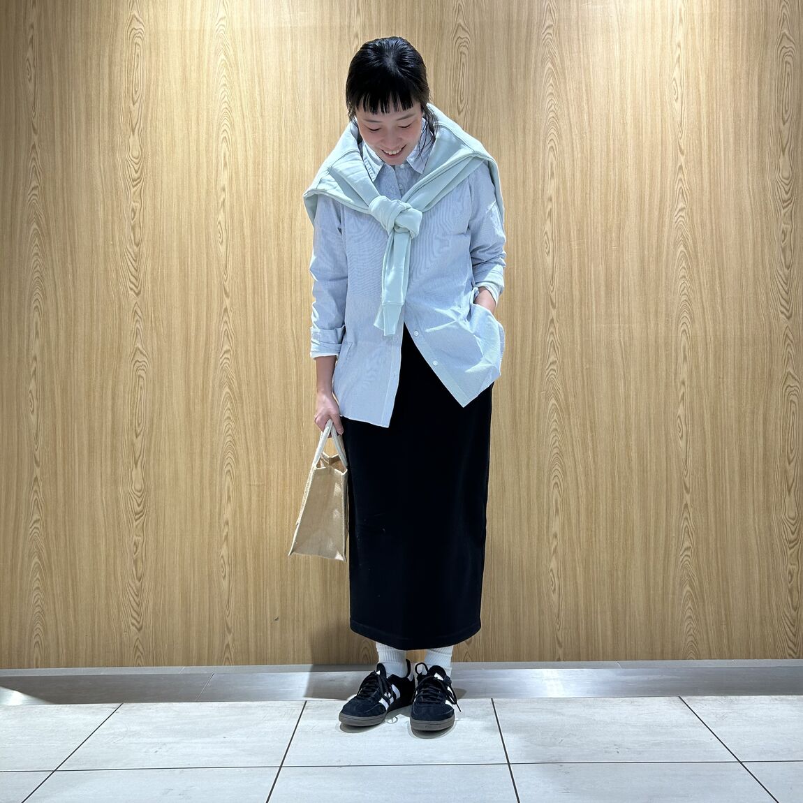 女性スタッフ　スカート　黒