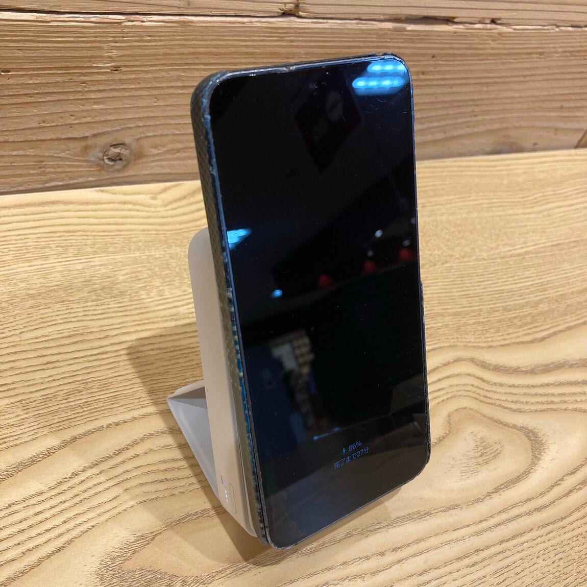 【須磨パティオ】「スマホスタンドにもなるモバイルバッテリー」のご紹介_JsdY5k