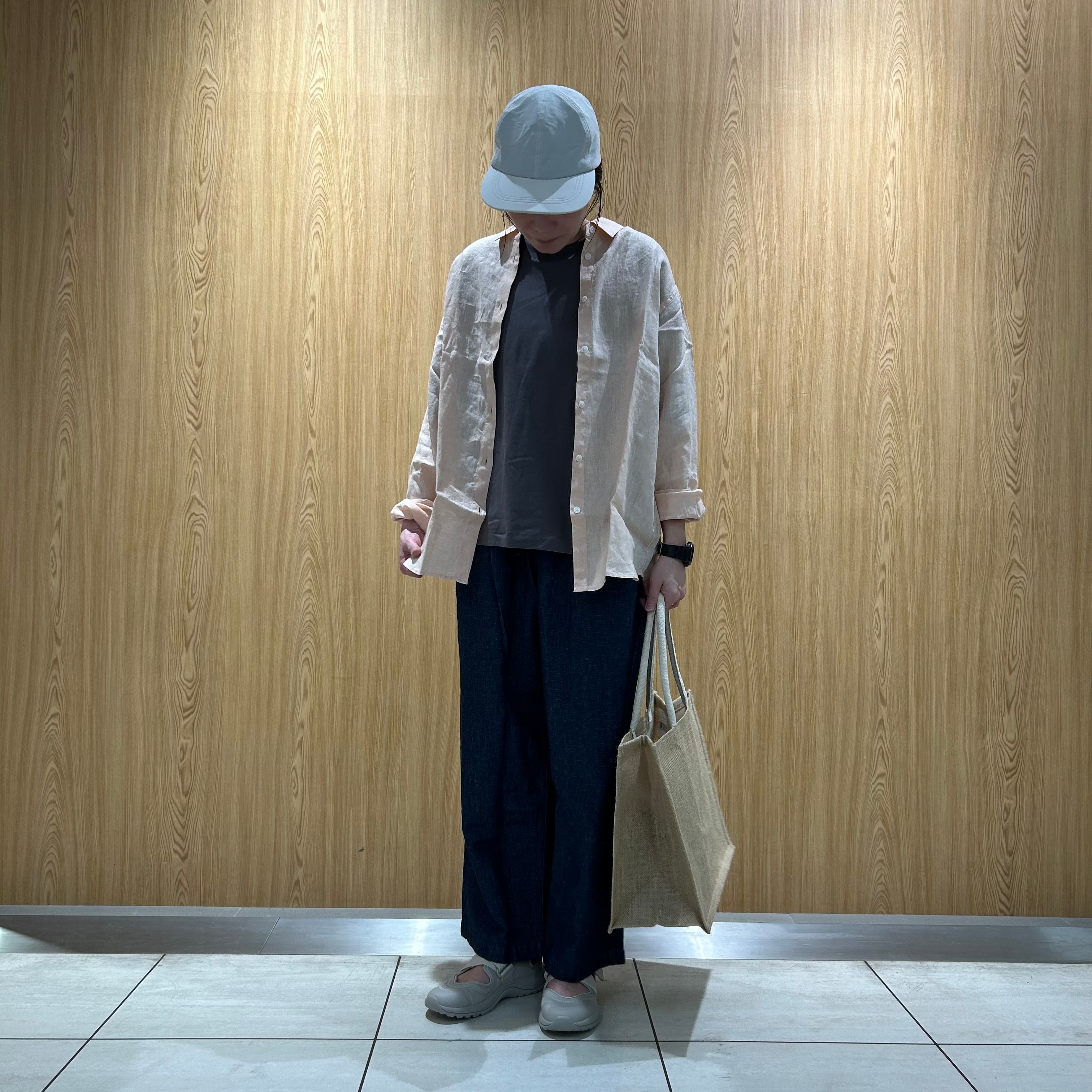 リネン　デニム　ダークネイビー　女性スタッフ