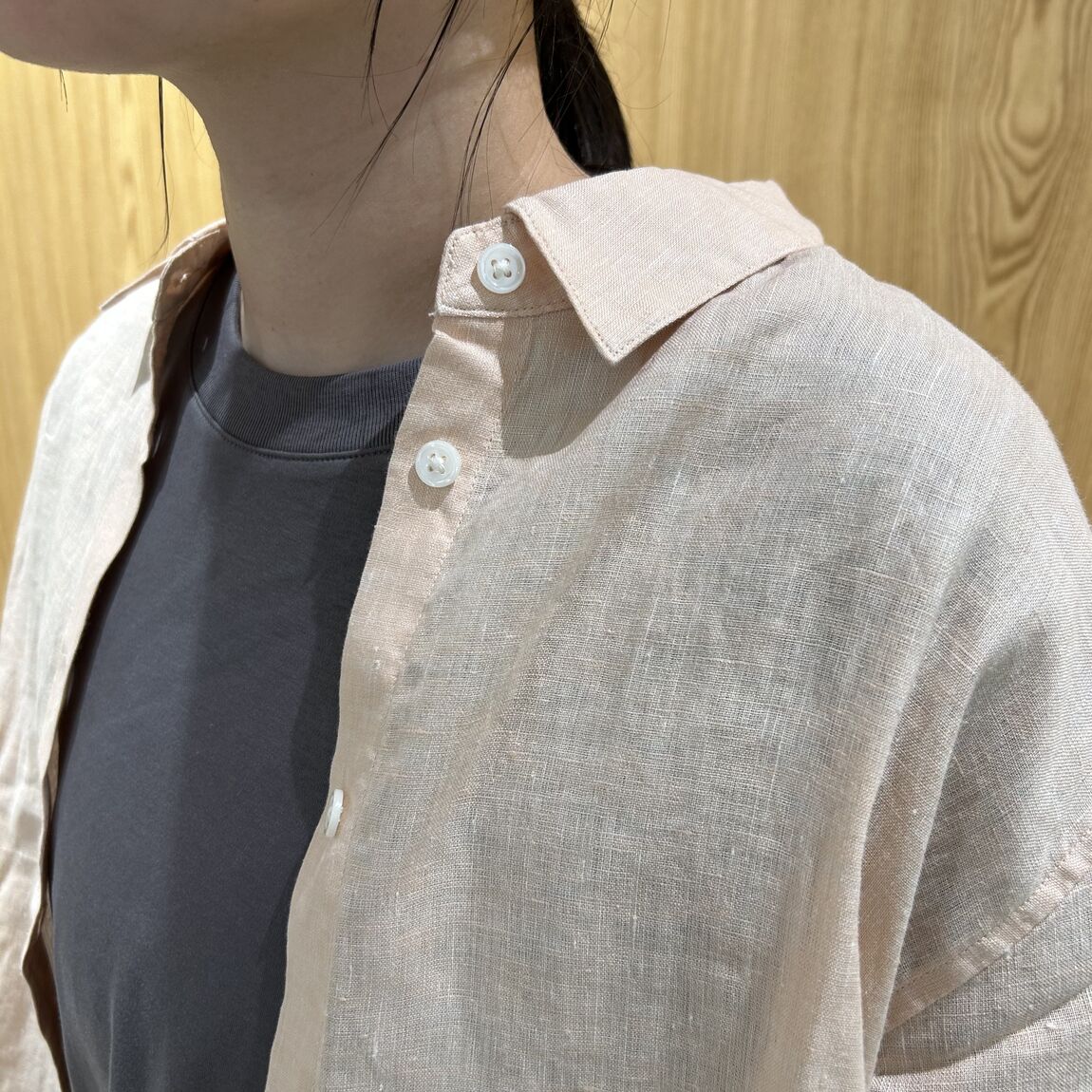 リネン　デニム　ダークネイビー　女性スタッフ