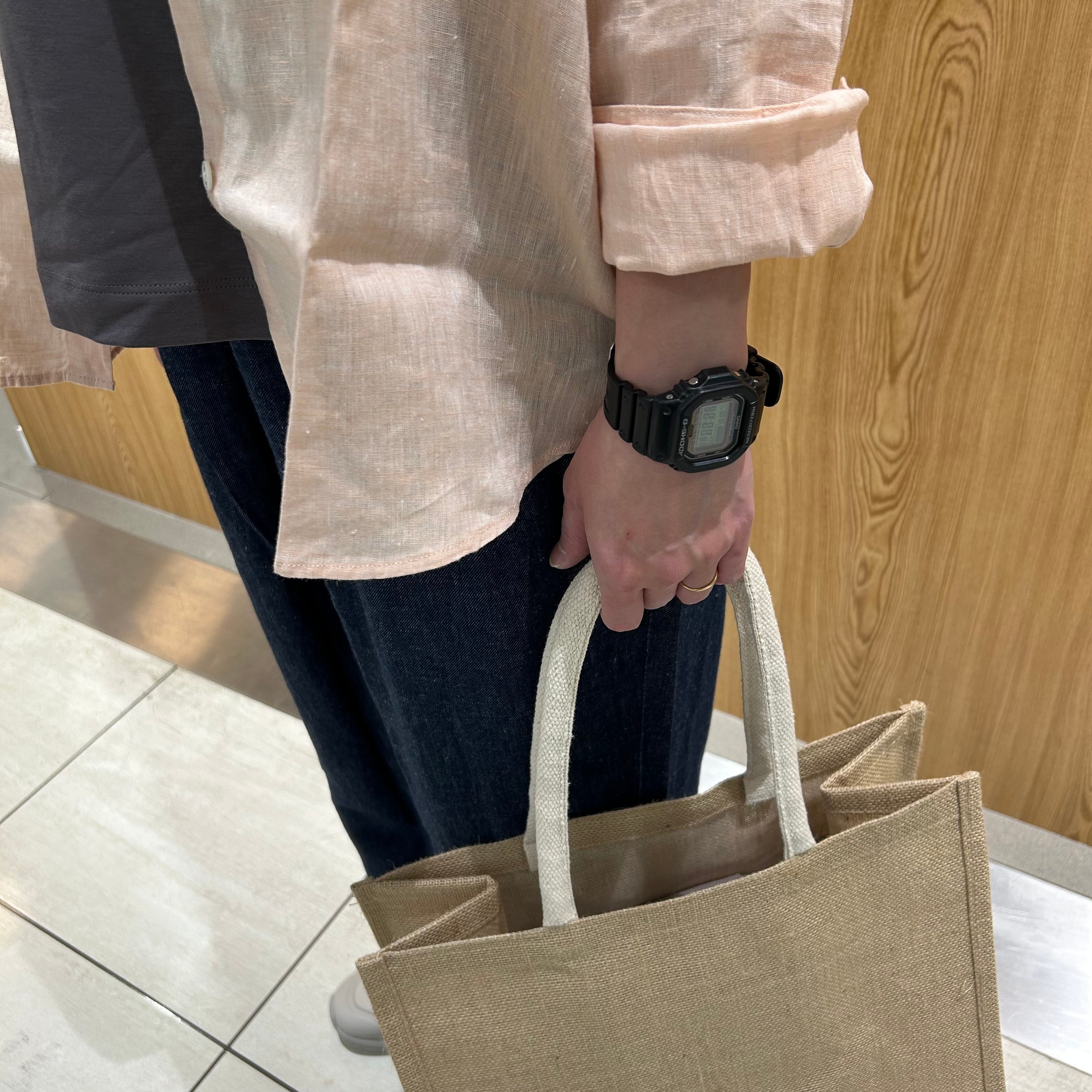 リネン　デニム　女性スタッフ