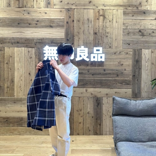 洋服を持っている男性の画像
