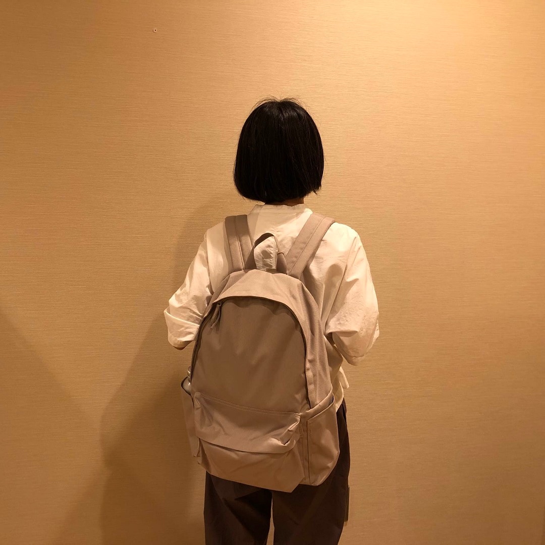 防災リュックを背負ったスタッフ