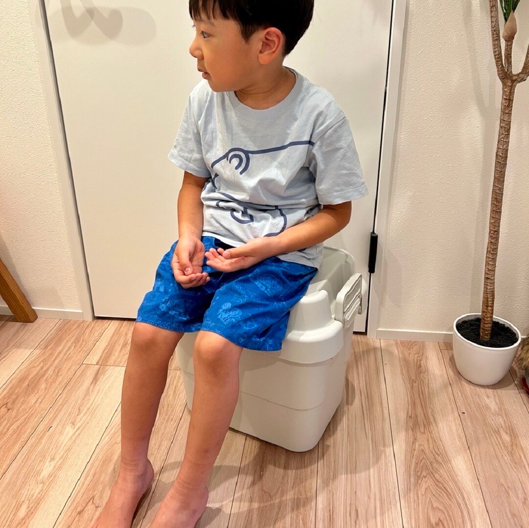 座る