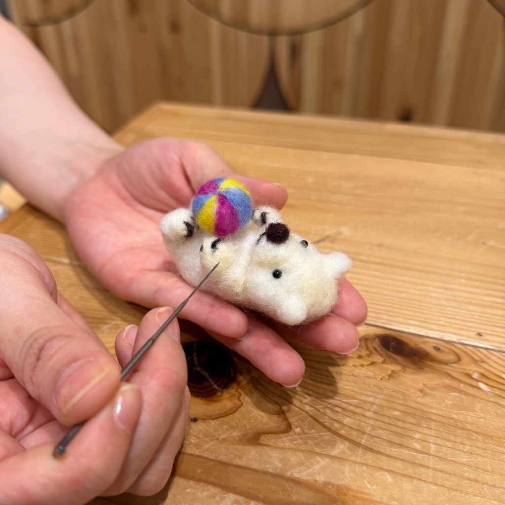 【シエスタハコダテ】ワークショップ「羊毛フェルトで作る シロクマ」_Hw2Hfe