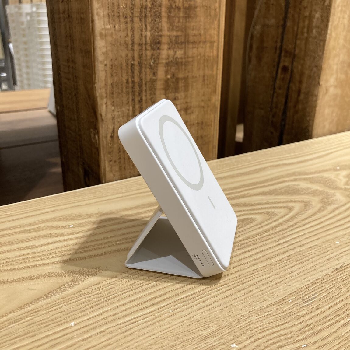 スマホスタンドにもなるモバイルバッテリー(マグネット式充電対応5000mAh)