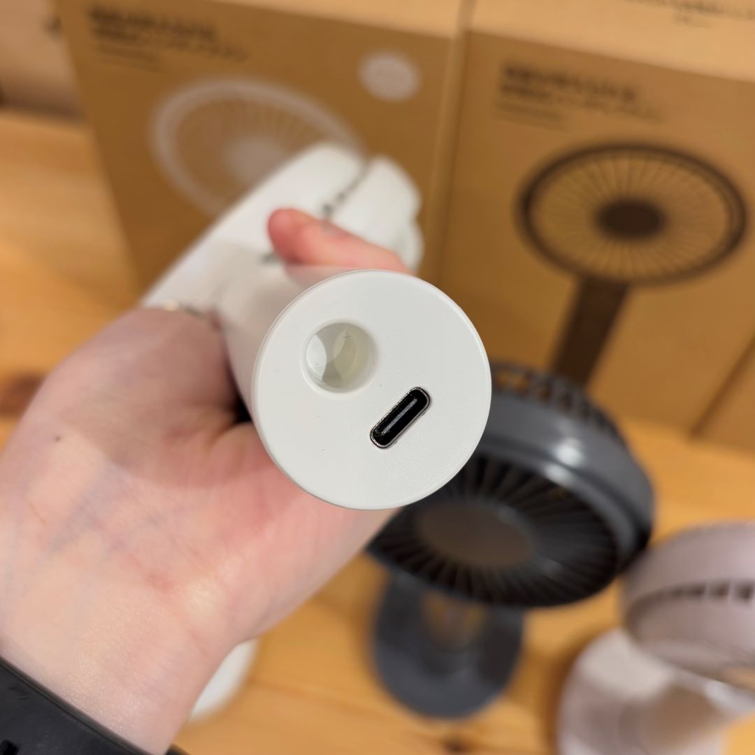 角度が変えられる充電式ハンディファン下部充電器差し込み口