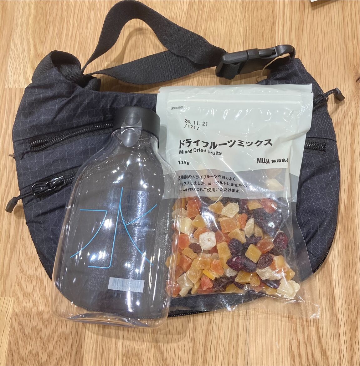 ドライフルーツミックス、リップストップミニショルダーバッグ、自分で詰める水のボトル