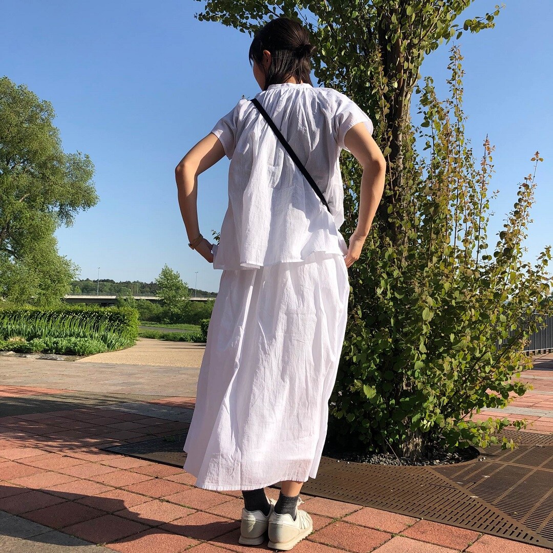 ブラウス後ろ姿