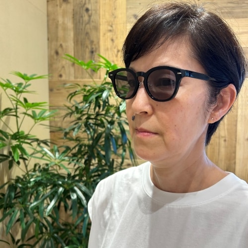 サングラスを掛けた女性