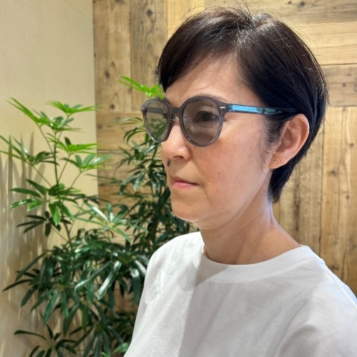 サングラスを掛けた女性