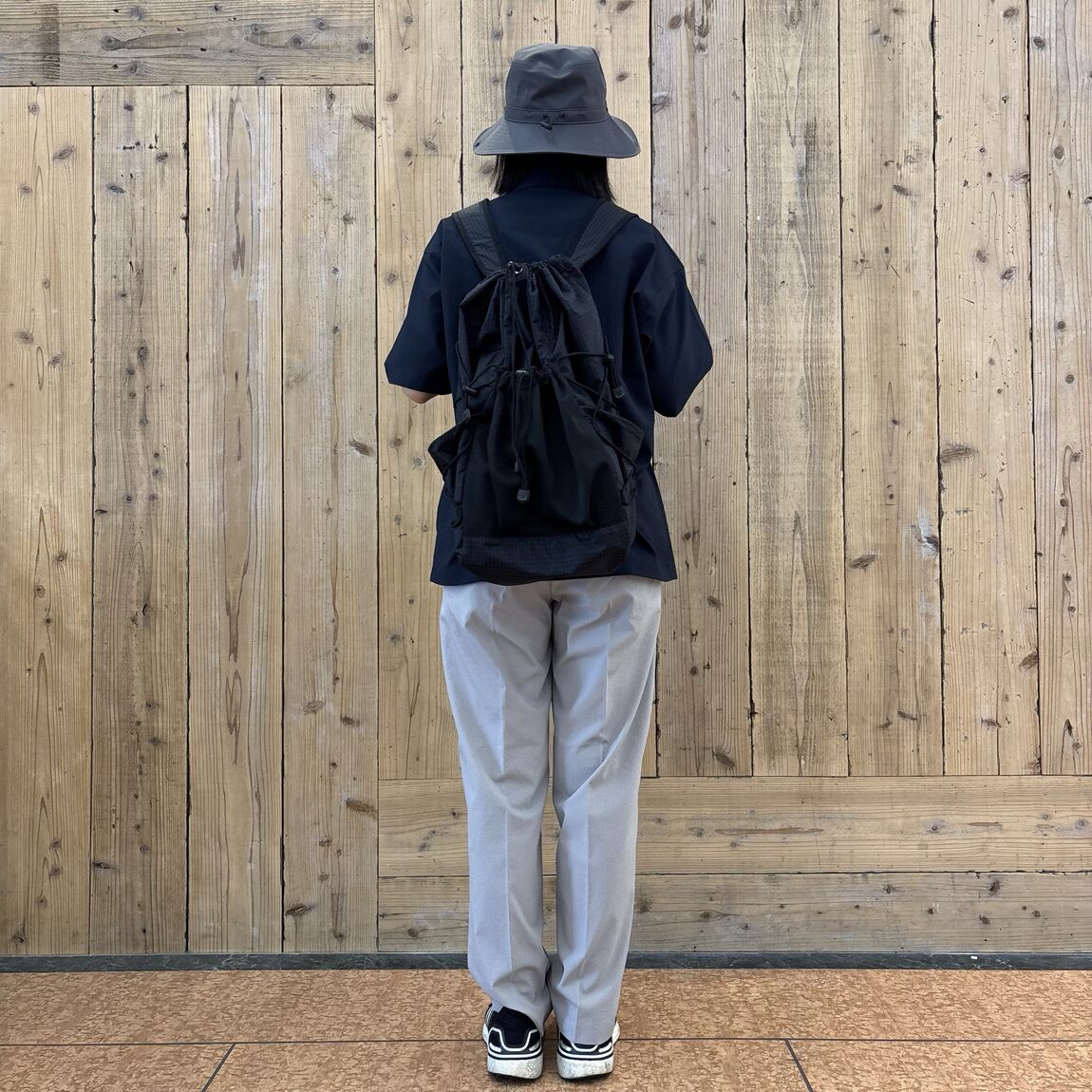 046922