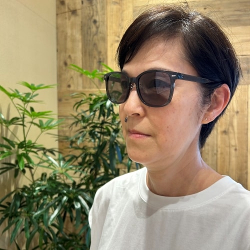 サングラスを掛けた女性