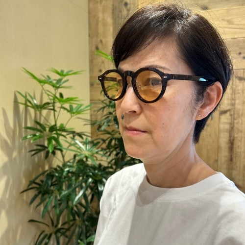 サングラスを掛けた女性