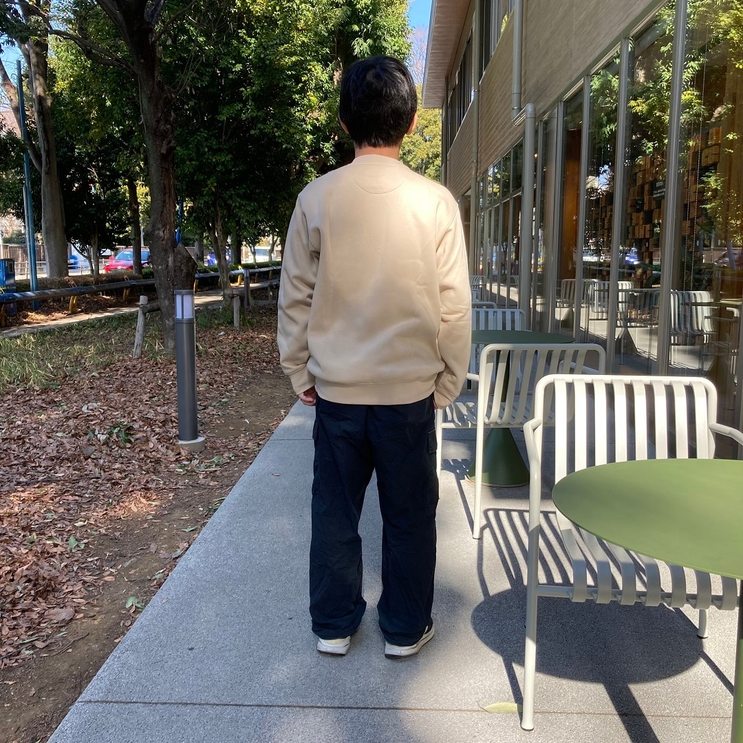 スウェットシャツ着用写真（後ろ）