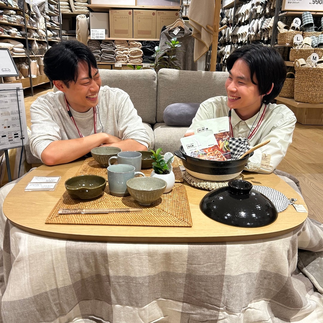 こたつを使用するスタッフ