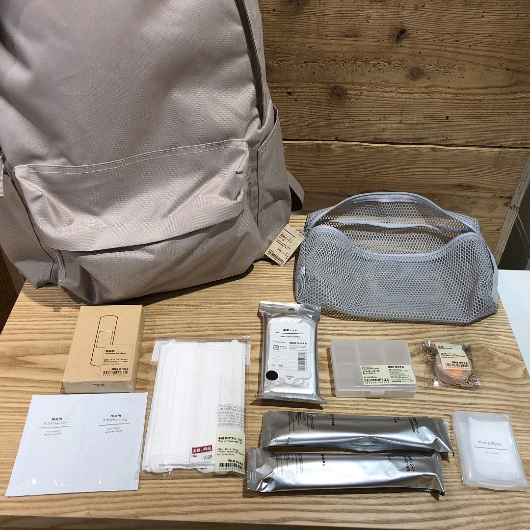 グレーのポーチに入れた衛生用品の紹介