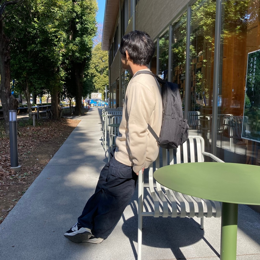 スウェットシャツ着用写真（リュックあり）