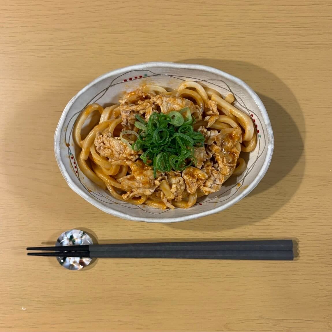 【ららテラス北綾瀬】せいろ料理と合わせて温めて食べるソース　アレンジレシピ　「レンジでつくれる！豚肉の濃厚ピーナッツ味噌うどん」_zpaA6Z