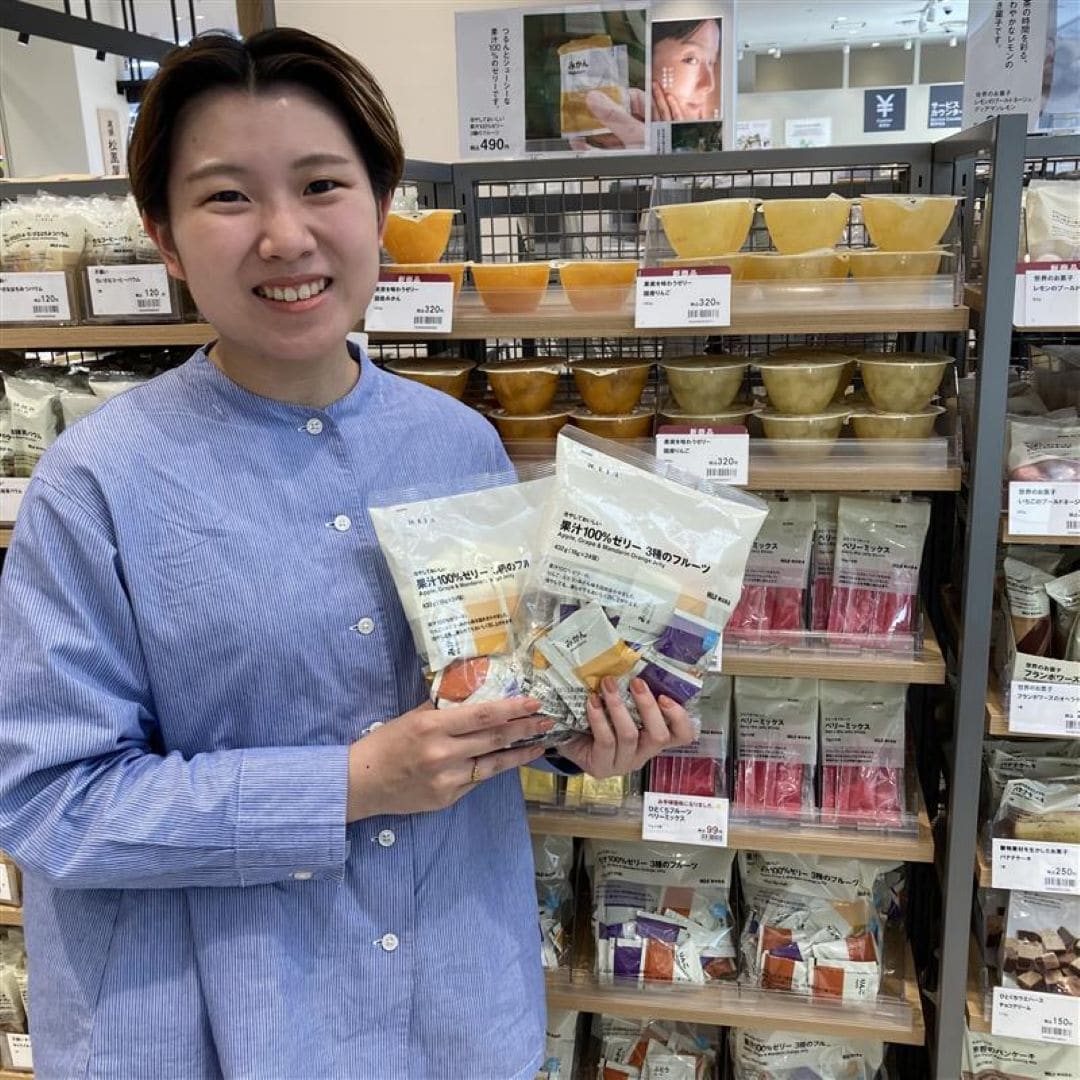 ３種のゼリーを紹介するスタッフ