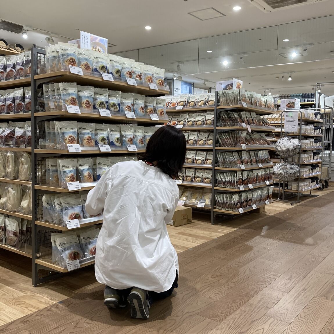 食品の品出し風景
