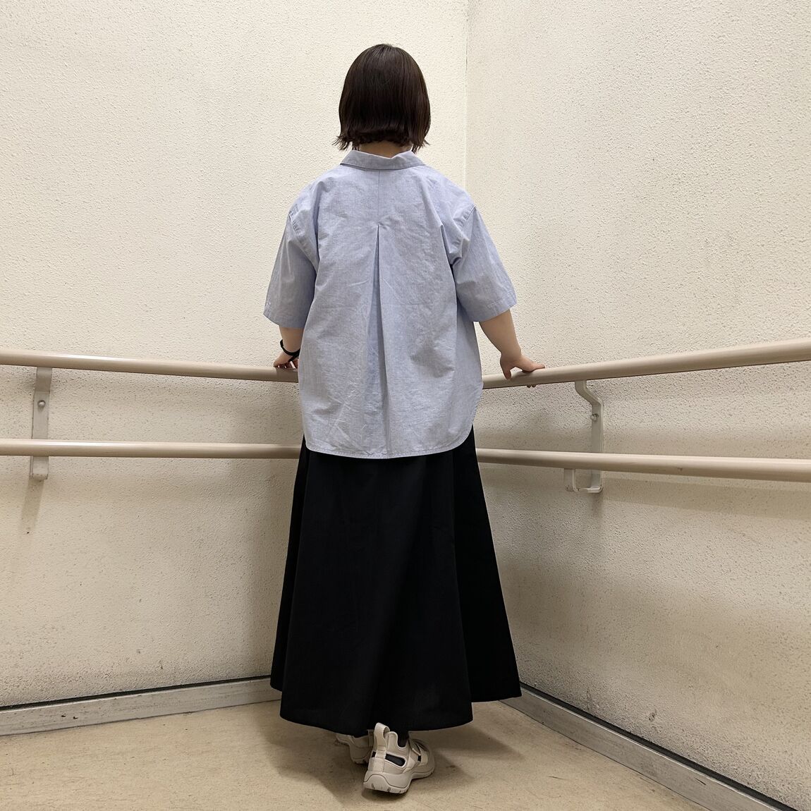 女性の後ろ姿
