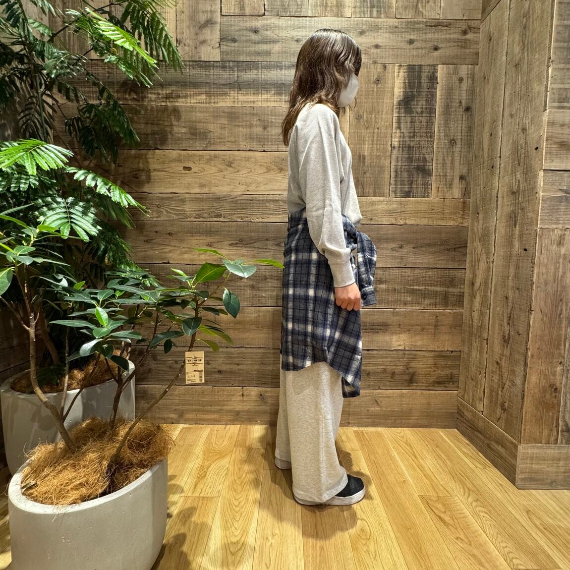 フランネルシャツ　横向き　腰巻