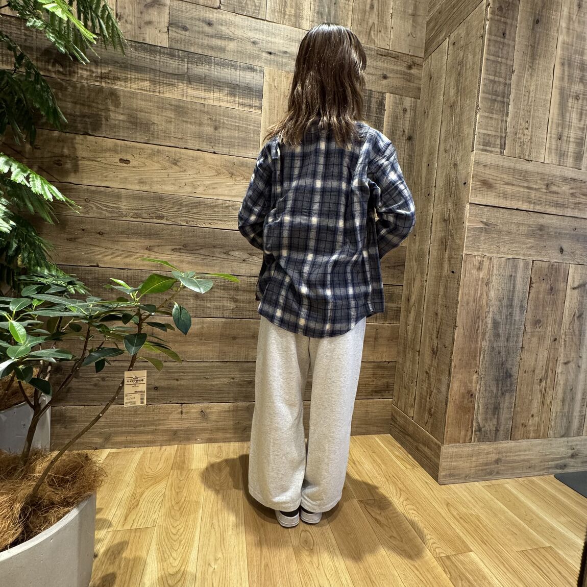 フランネルシャツ　全身後ろ姿