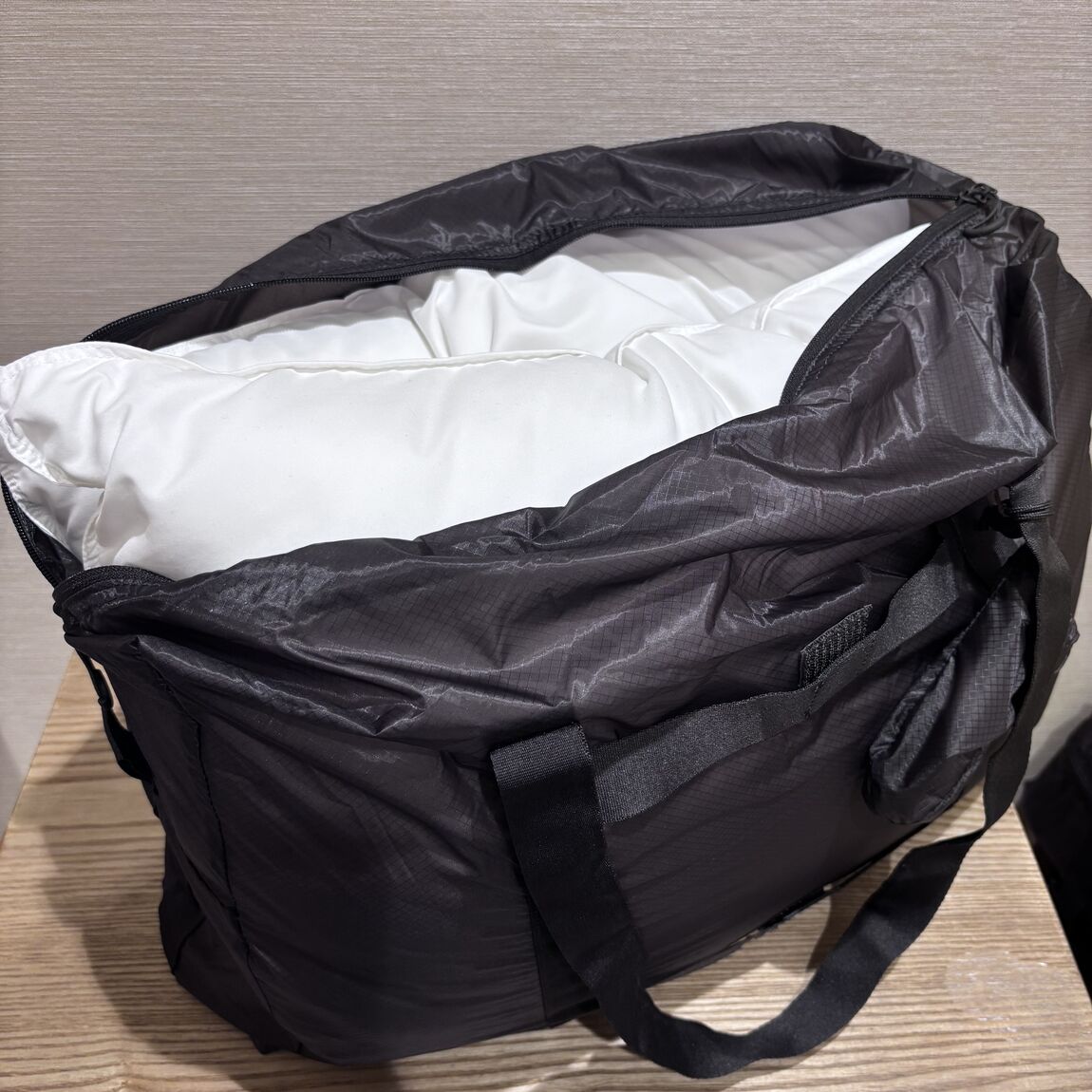 【イオンモール川口前川】コンパクトなサイズに…！ボストンバッグの紹介_POXW5j